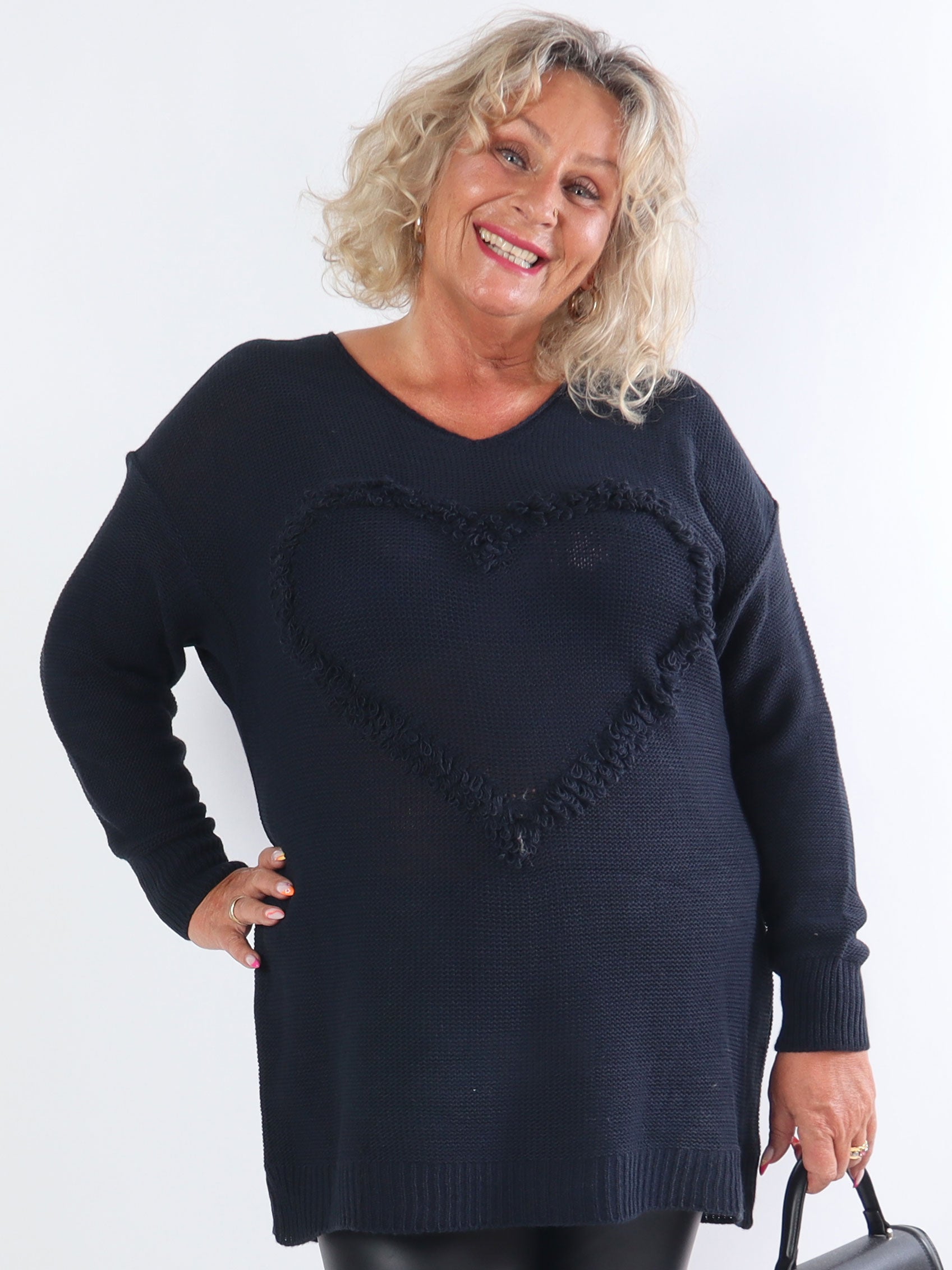 Annalise - Stickad klänning i plus size med hjärtfront